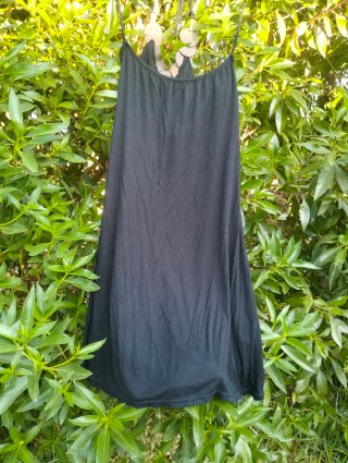 Vestido negro con collar