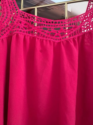 Blusa rosa con escote de crochet