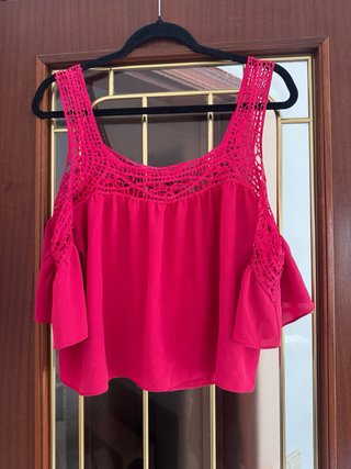 Blusa rosa con escote de crochet