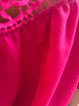 Blusa rosa con escote de crochet