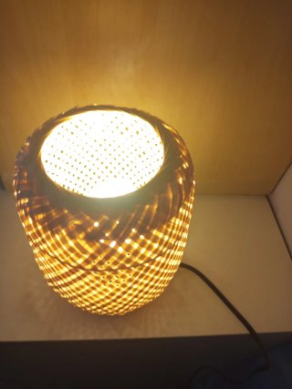 Lámpara de mesa bambú tejida