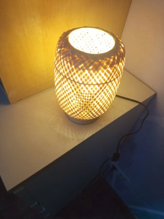 Lámpara de mesa bambú tejida