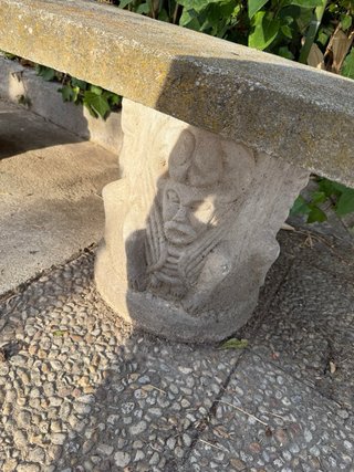 Banco de piedra decorativo