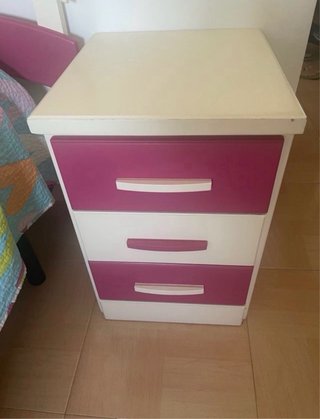 Armario juvenil blanco y fucsia