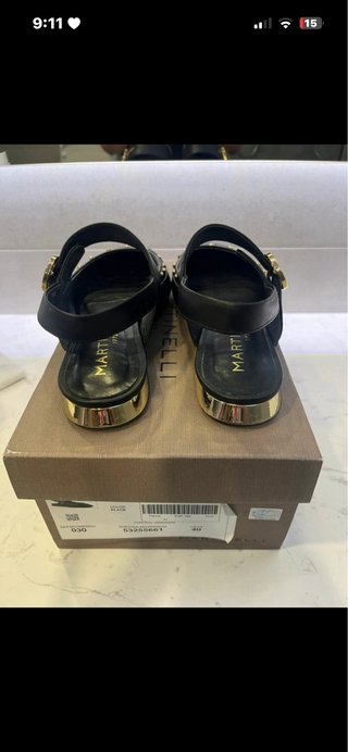 Zapatos Martinelli Negros con Tira y Hebilla Dorad