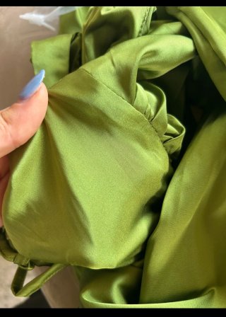 Vestido de boda verde satinado