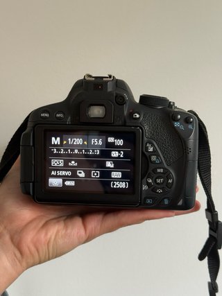Canon EOS Rebel T5i (700D) + Lente 18-55mm