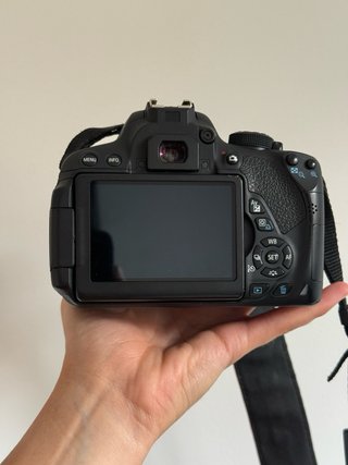 Canon EOS Rebel T5i (700D) + Lente 18-55mm