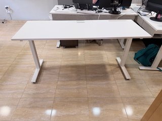 3 scrivanie bianche e 3 sedie nere da ufficio
