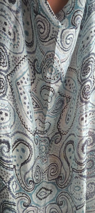 Pañuelo de seda azul y blanco