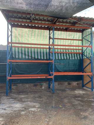 Estantería Mecalux con cubierta metálica