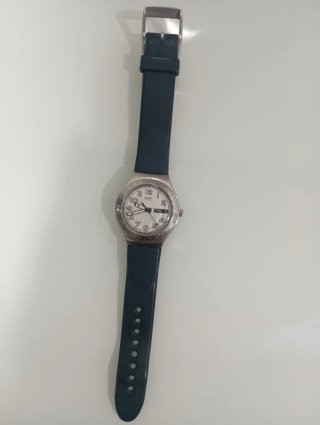 Reloj Swatch plateado y azul