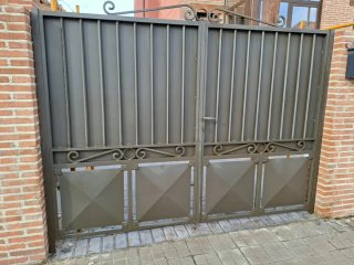Puerta doble hierro  acceso garaje o parcela