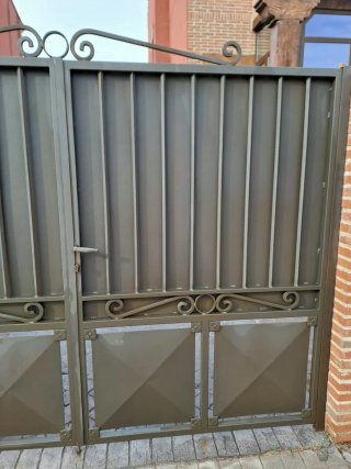 Puerta doble hierro  acceso garaje o parcela
