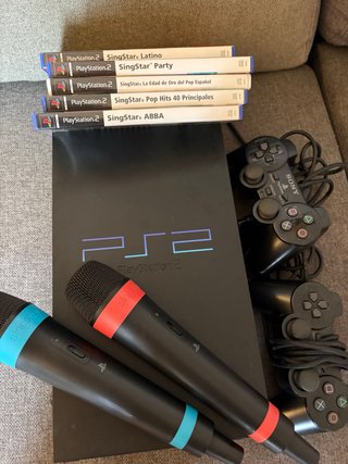 PlayStation 2 con 2 mandos, 2 micros y 5 juegos