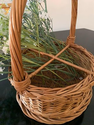 Cesto vimini con fiori bianchi