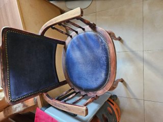 Silla antigua de terciopelo y madera