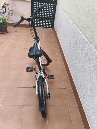 Bicicleta plegable Btwin blanca y morada