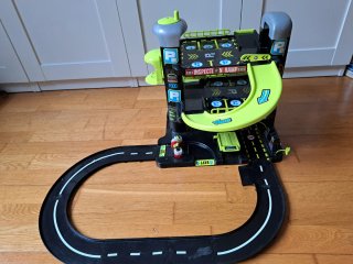 Garaje de coches de juguete con rampas