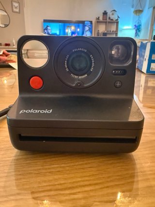 Cámara Polaroid Negra con Detalles Arcoíris