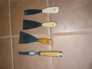 Lote de 4 espátulas y formón