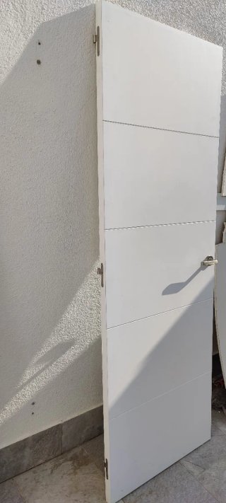 Puerta interior de madera blanca
