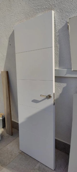 Puerta interior de madera blanca