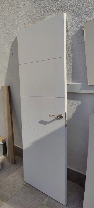 Puerta interior de madera blanca