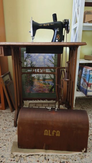 Máquina de coser Alfa antigua