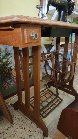 Máquina de coser Alfa antigua