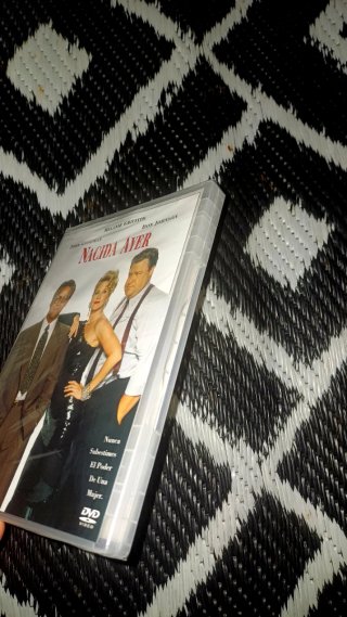 PRECINTADA!  NACIDA AYER :  DVD DESCATALOGADO