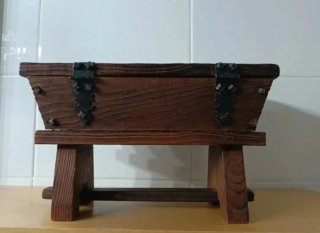 Baúl de madera con detalles metálicos