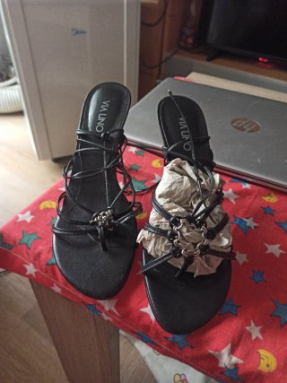 Sandalias negras con cordones