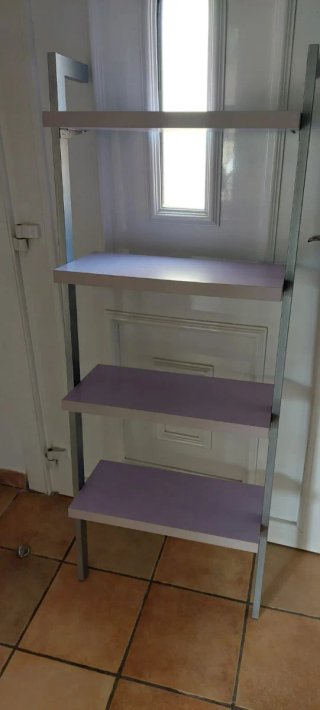 Escritorio con cajones y sillón