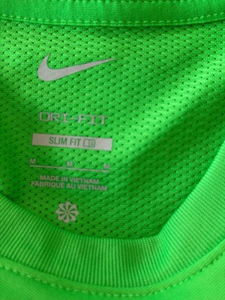 Camiseta deportiva Nike verde hombre