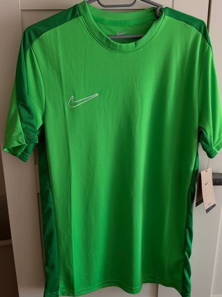 Camiseta deportiva Nike verde hombre