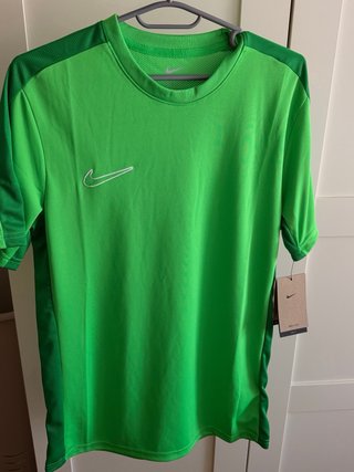Camiseta deportiva Nike verde hombre