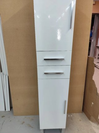 Armario de baño blanco y plateado