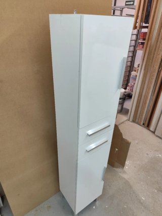 Armario de baño blanco y plateado