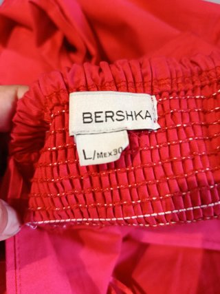 Vestido rojo entallado con goma y lazo