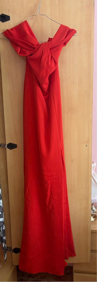 Vestido largo rojo con abertura