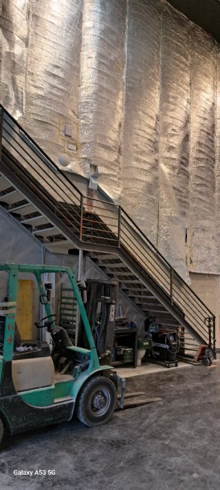 Escalera metálica industrial