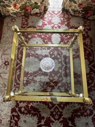 Mesa de centro dorada con cristal