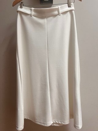 Falda midi blanca con cinturón