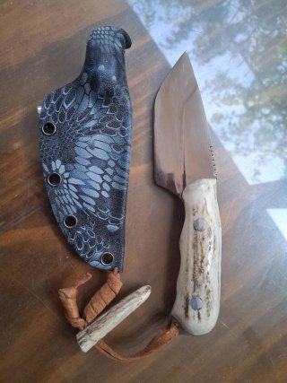 Cuchillo desollador con funda de Kydex y mango de