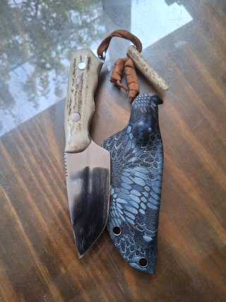 Cuchillo desollador con funda de Kydex y mango de