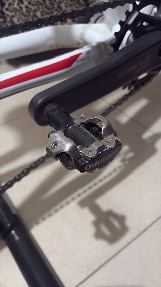 Bicicleta KTM blanca de montaña