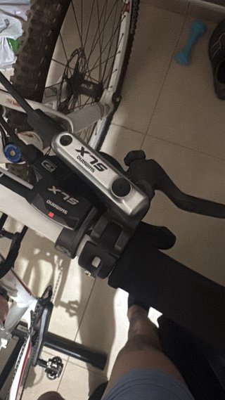 Bicicleta KTM blanca de montaña