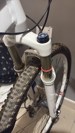 Bicicleta KTM blanca de montaña