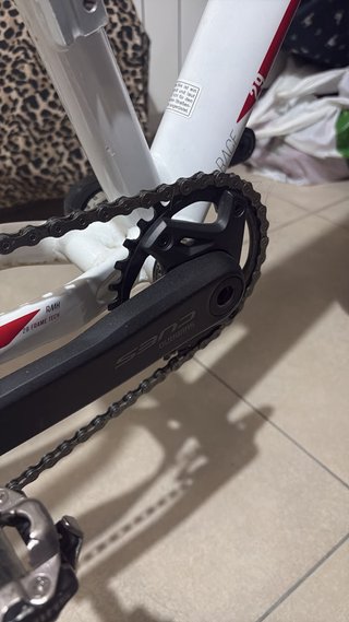 Bicicleta KTM blanca de montaña